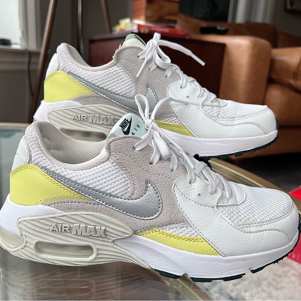 WM NIKE AIR MAX EXCEE SIZE 7.5